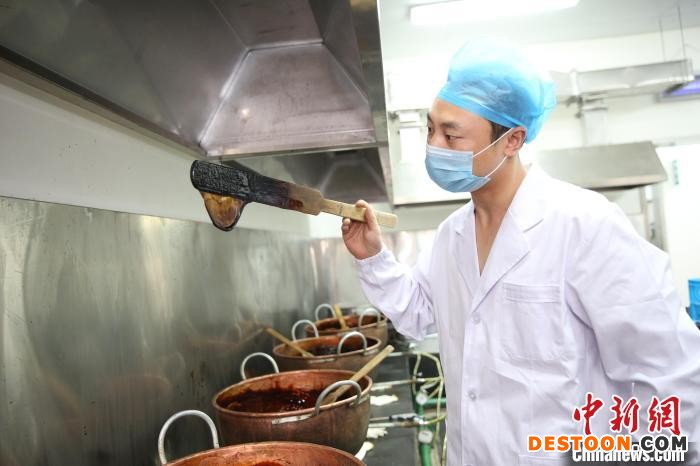 图为工作人员制作膏方中。 江苏省中医院供图 图为工作人员制作膏方中。 江苏省中医院供图